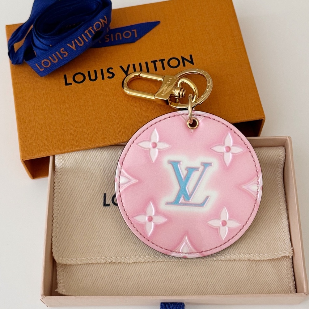 LIKE NEW Louis Vuitton Bag Charm Key Holder M00616